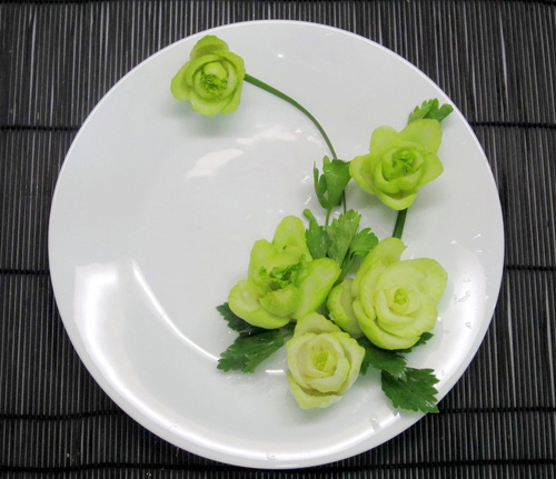 Cách tỉa hoa trang trí món ăn từ rau củ 7
