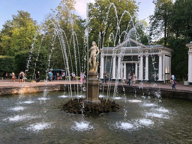 Fontes e Cascatas dos Jardins Palácio Peterhof  