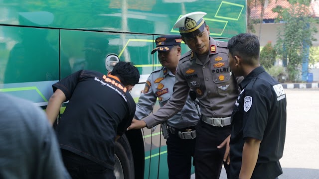 Polisi Gelar Ramp Check Kendaraan Bus yang Masuk ke Terminal Kebumen