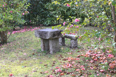 mesa y banco de piedra para jardin