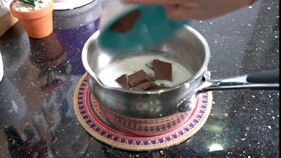 مطبخ ام وليد _ جيبي حليب و شوكولا و حضري هاذ التحلية الكريمية بدون كريمة بطبقات الشوكولا اللذيذة 😋.