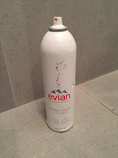 Brumisateur d'eau Evian pour la routine slow cosmétique visage