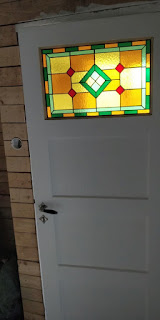 Vana uks aastast 1930 renoveeritult, vitraažklaas, klaasiga uks, värvi eemaldamine tehtud, valge värviga värvitud