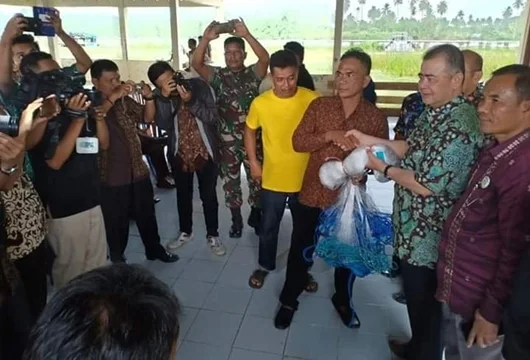 Serahkan Bantuan, Wagub Nasrul Abit Ingatkan Nelayan yang Masih Gunakan Pukek Oso Dapat Dipenjara