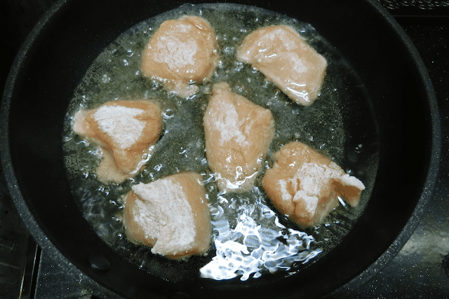 フライパンにサラダ油を1㎝くらいの高さに注ぎ、170℃の中温に熱したら鶏肉を間隔をかけて入れ、全体がこんがりきつね色になるまで揚げ焼きにしたら取り出し、油をきります。