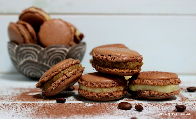 Macarons de chocolate rellenos de crema de café. Julia y sus recetas