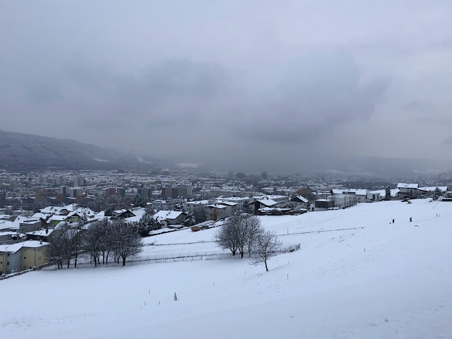 Das schneebedeckte Innsbruck von Arzl aus gesehen.