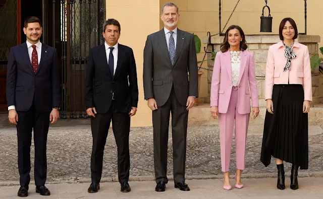 Hugo Boss Tapia pink trousers. Queen Letizia wore a pink Jocalua single breasted blazer by Hugo Boss, and pink leather pumps