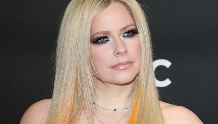 Avril Lavigne llama la atención con un vestido de cuero sin tirantes en la alfombra roja de Junos