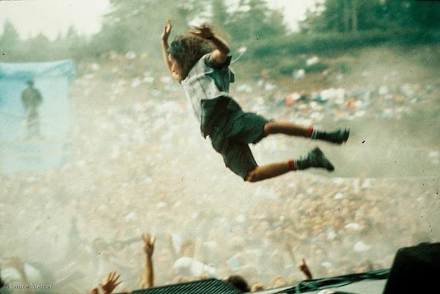 eddie vedder pearl jam stage dive 1992