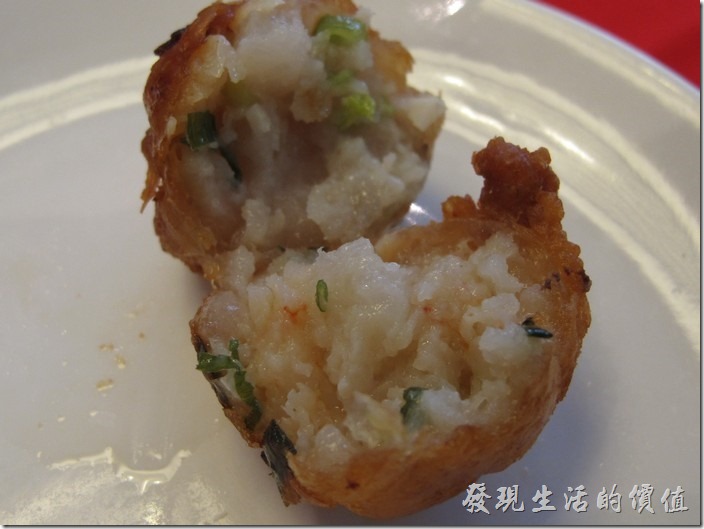 台南-阿美飯店。冷盤-蝦棗。把蝦子去殼後挑沙拍爛後與其他食材混在一起搓揉成丸狀，放入熱鍋油炸至金黃色。這蝦棗好吃。