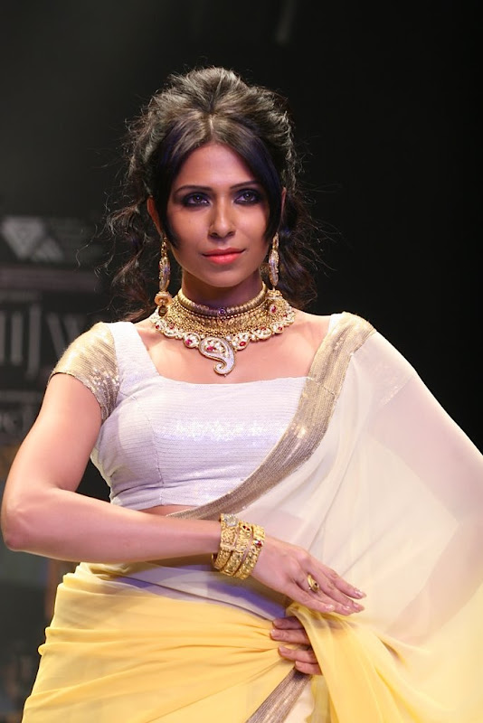 Bidita Bag Walked The Ramp Ror Manubhai Gems Gallery navel show