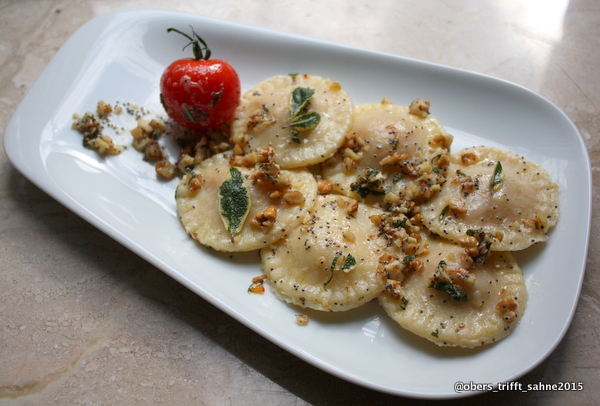 Teigtaschen mit Kürbis gefüllt, in Butter aus Salbei, Walnuss und Mohn