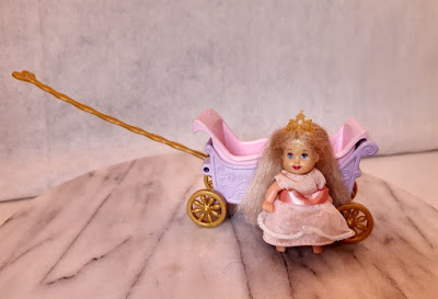 Boneca bebê Krissy no berço balanço e carrinho, parte do playset Barbie e Krissy process palace 2003 - R$ 30,00