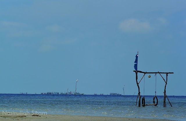 Jauh di sana kapal-kapal tersandar di Gosong Karimunjawa