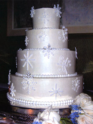 For instance serve your winter wedding cake on suitable crockery to give it