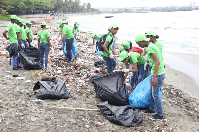 Varias toneladas de plásticos retiradas en playa Gringo, Haina, por Oficina Senatorial SC