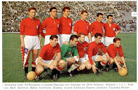 SELECCIÓN DE SUIZA - Temporada 1961-62 - Charles Antenen, Fritz Morf, Rolf Wüthrich, Hans Weber, Norbert Eschmann y André Grobéty; Heinz Schneiter, Karl Elsener, Anton Allemann, Ely Tacchella y Philippe Pottier - CHILE 3 (Leonel Sánchez 2, Jaime Ramírez) SUIZA 1 (Rolf Wüthrich) - 30/05/1962 - Campeonato Mundial de Chile 1962, fase de grupos - Santiago, Chile, estadio Nacional - Suiza quedó eliminada en la primera fase