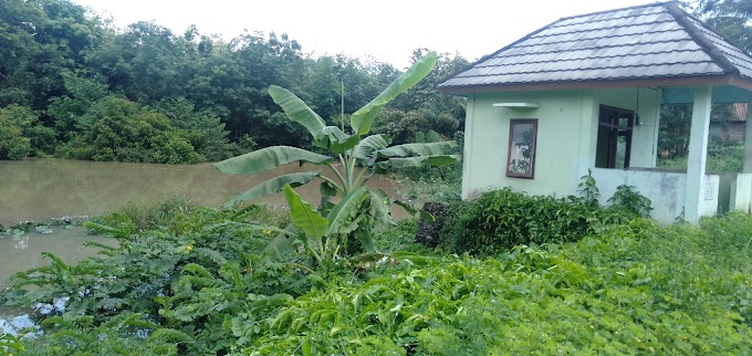 fotret.., Ketinggian air di bantaran sungai Sedupi di areal perumahan warga Desa Tanjung Telang, Sampai saat terpantau aman dan tidak ada rumah warga yang terdampak banjir, Kamis, 16/09/2021.