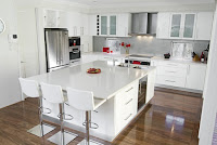 Decoracion de cocina con muebles blancos y piso flotante tono oscuro