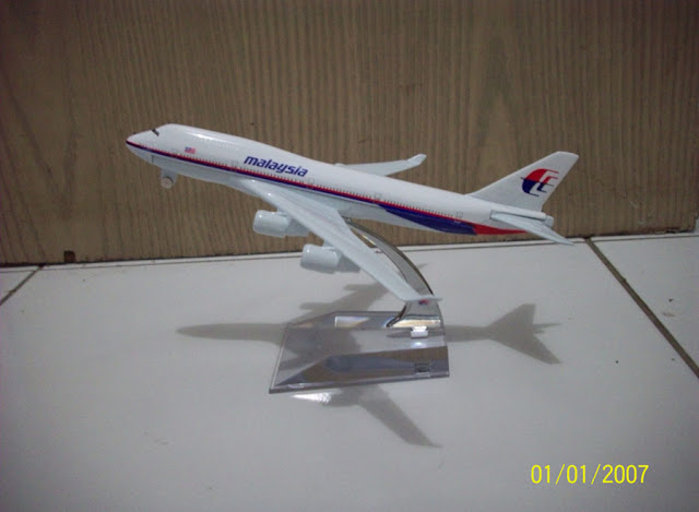 Diecast Miniatur Pesawat MAS B747 400