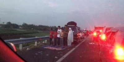 Foto Keluarga Shalat Berjamaah di Tengah Kemacetan Parah Tuai Pujian