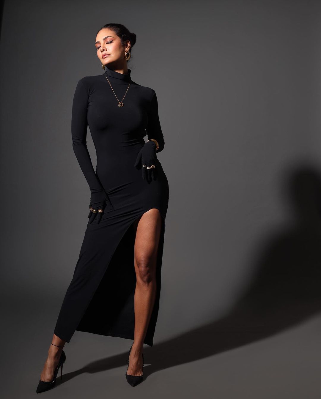 Esha Gupta sexy body tight black dress