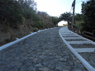 Caminho de pedras até a capela