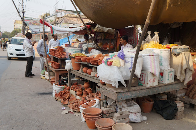 Pedagang kelontong di Varanasi