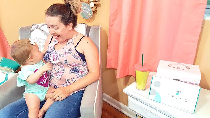 Breastfeeding isn't easy, no matter what! But these 8 MUST HAVE items make nursing a little more comfortable for both mama and baby! #SmartasAMother