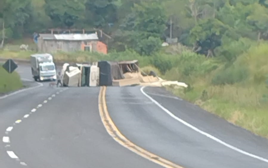 Caminhão tomba na BR-251, em São Sebastião