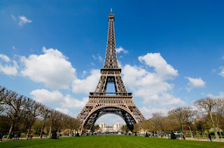 Menara Eiffel di kota Paris, Perancis