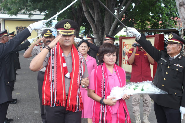 Andre Sukendar dan Adolof Bormasa Ikuti  Tradisi Pedang Pora di Polres MTB 