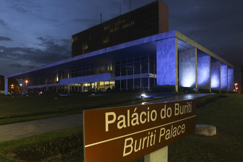 Iluminação do Buriti alerta sobre câncer de próstata. Brasília, DF, Brasil - 1/11/2017 - Foto: Nilson Carvalho/Agência Brasília.