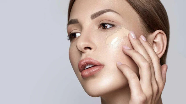 5-mistakes-women-often-make-when-applying-powder-making-their-face-look-a-few-years-older