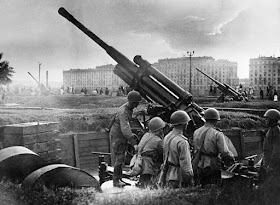 Soviet anti-aircraft gun soldiers defending Moscow, July 1941 worldwartwo.filminspector.com