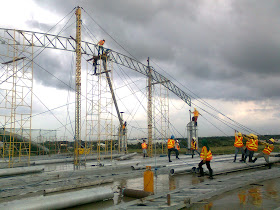 click image to view Ongoing installation of steel trusses in the volleyball court