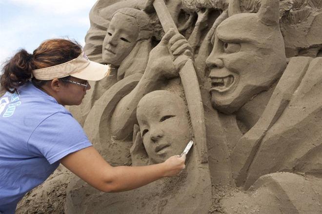 Sand Sculpture Art Work - Sculptures Working on his Creation...