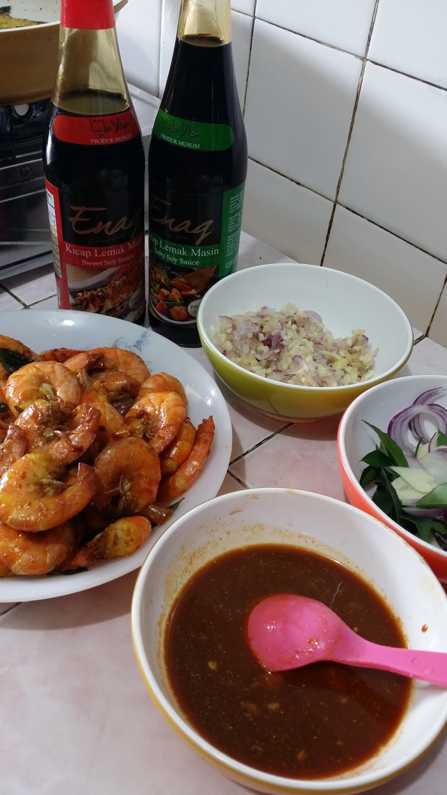 Sajian Dapur Bonda: RESEPI ENAQ: Udang Masak Hitam Karippulai