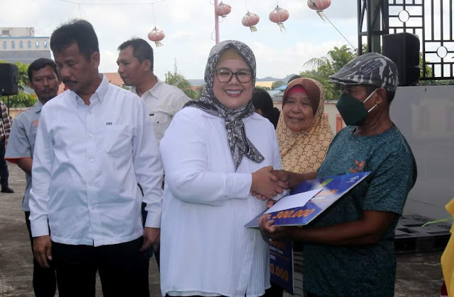 Walikota Rudi bersama Wagub Marlin Salurkan BLT untuk Warga Sagulung Kota