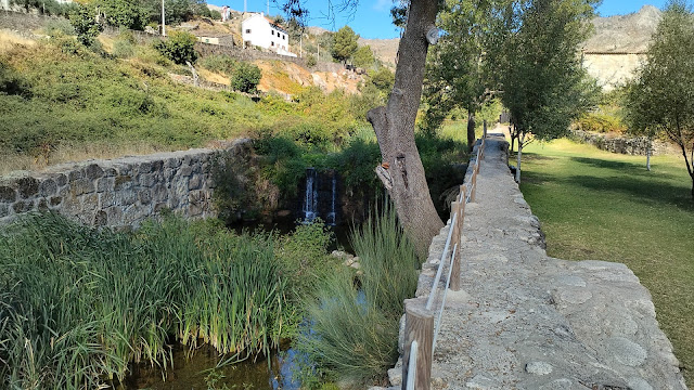 Percurso pedestre al lado da ribeira