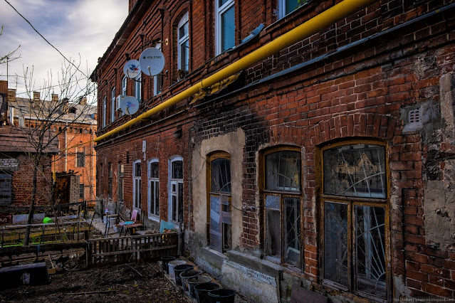 Палисадник у старого кирпичного дома