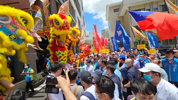 ▲國民黨總統參選人侯友宜今天前往彰化縣議會地方基層座談，動員遊覽車替侯友宜造勢，並且安排舞獅陣頭熱烈歡迎。（記者林明佑攝）