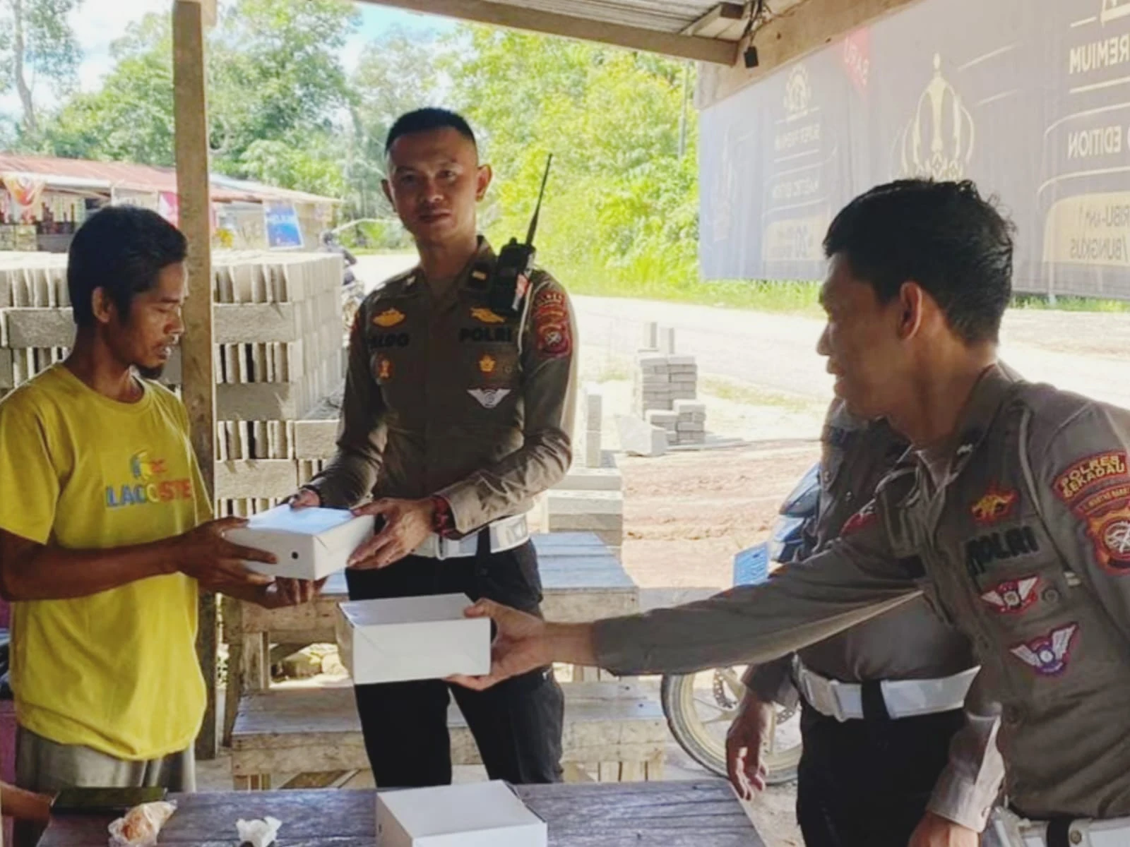 Berbagi Kebaikan di Hari yang Penuh Berkah, Satlantas Polres Sekadau Bagikan Nasi Kotak kepada Guru Ngaji