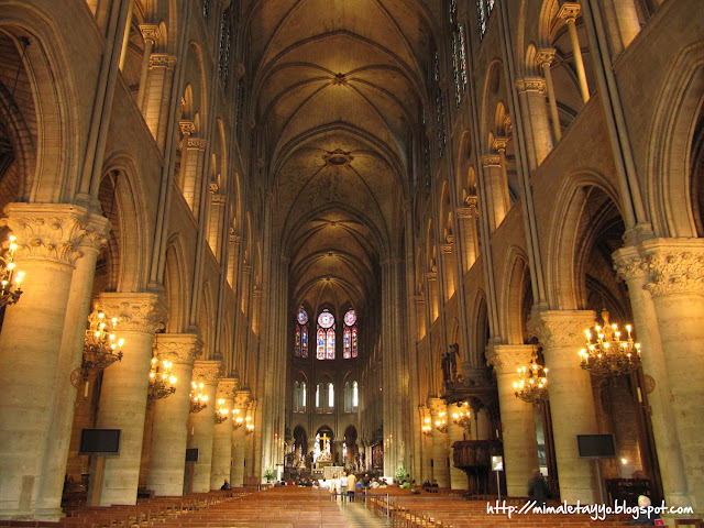 Interior de Notre-Dame, París