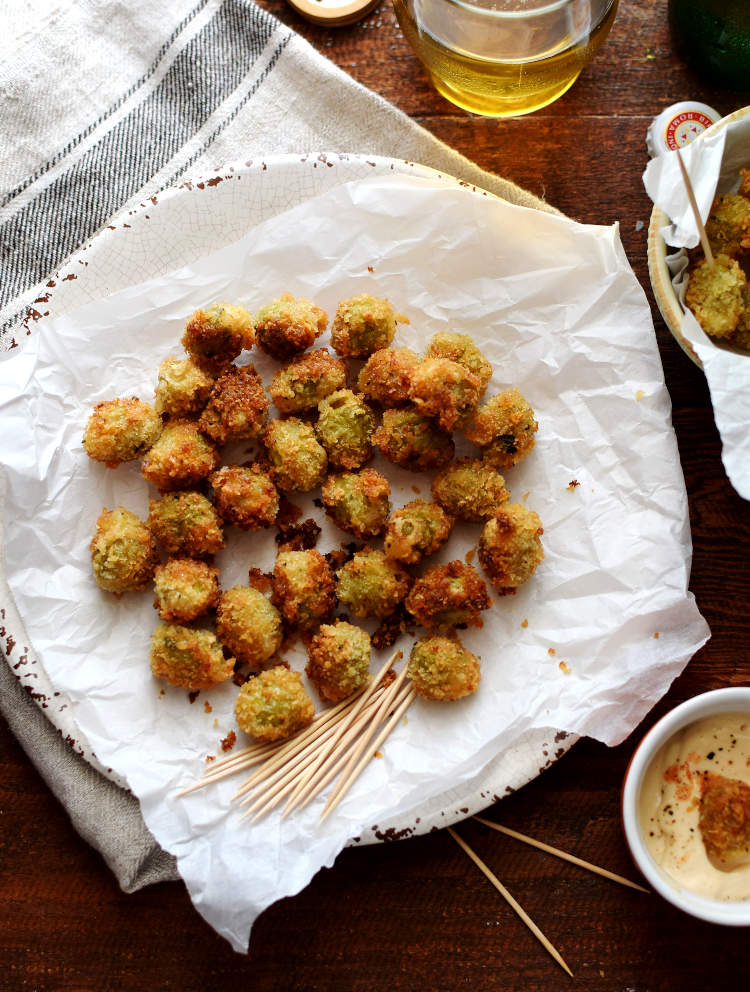 Aceitunas rellenas de queso rebozadas y fritas