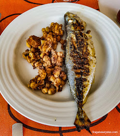 Cachupa frita e peixe carapau, pratos típicos da Ilha do Sal, Cabo Verde