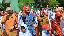 Tingkatkan Gizi Siswa, Ketua Forikan Ny. Genny Hendri Septa Lakukan Kegiatan Genius Bagi Murid di 3 SDN di Padang