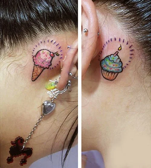 Foto de mujer con un tatuaje de helado