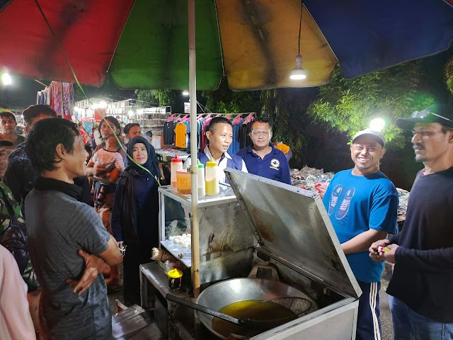 Aji Ali Sabana Ketua DPD Partai NasDem Kota Bekasi Menyapa Umkm Pedagang Pasar Malam